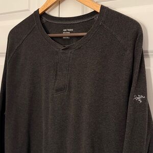 Arc'teryx Men’s Dark Gray Long Sleeve Sirrus Henley Shirt XL